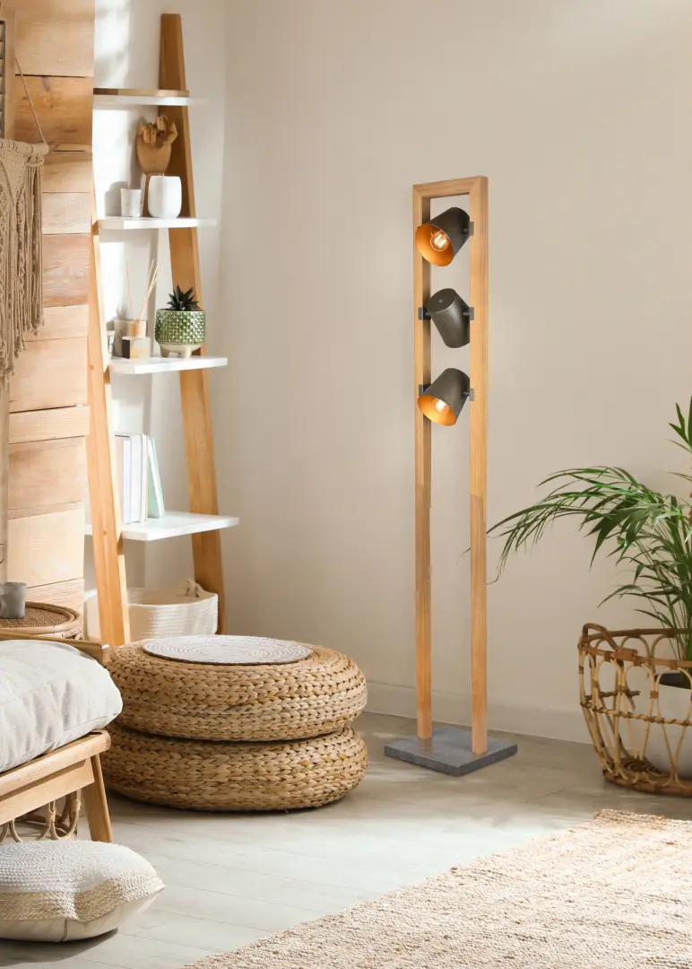 lampada da terra in legno