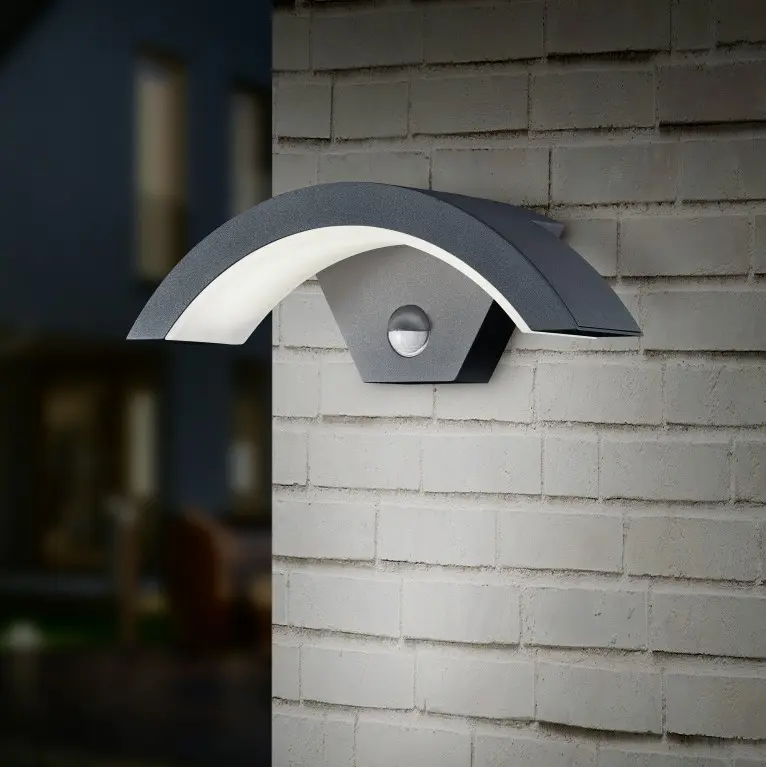 lampada a parete con sensore di movimento