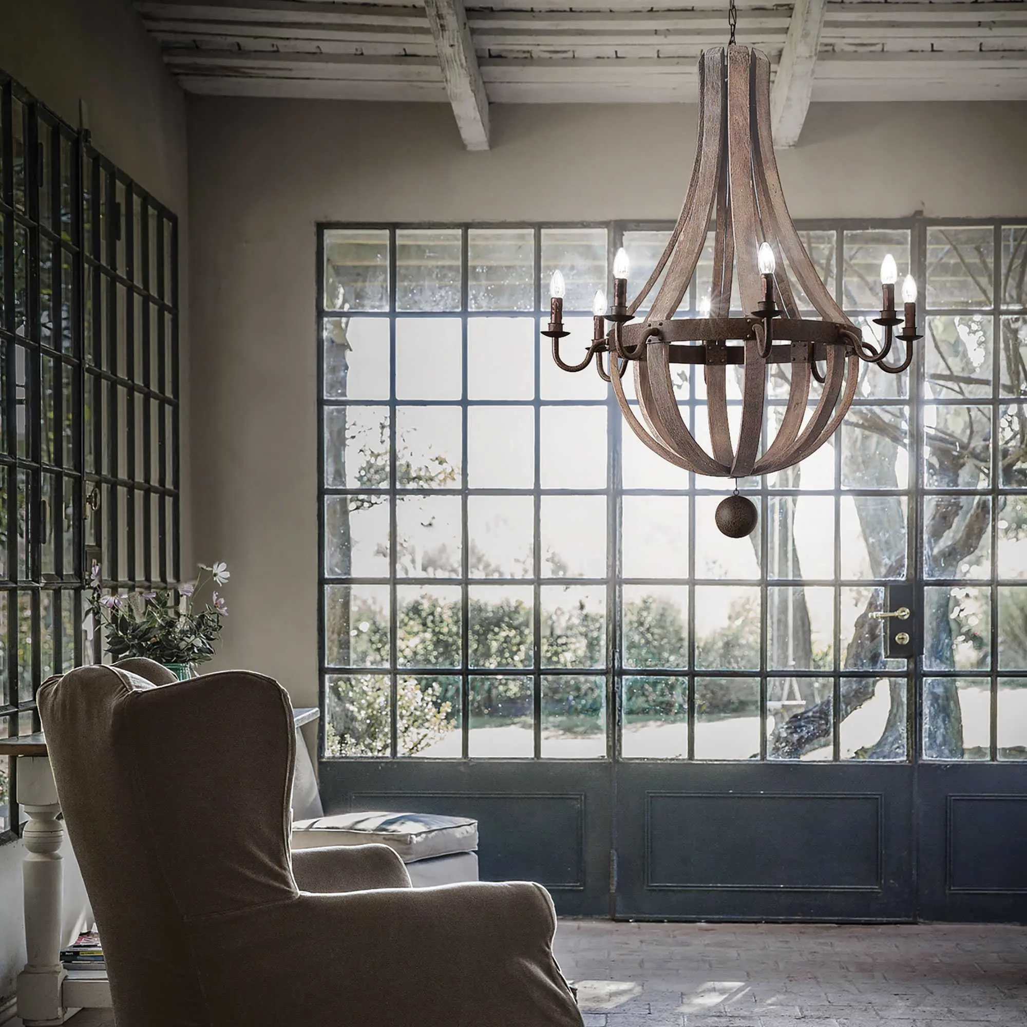 lampadario rustico con soffitto a travi