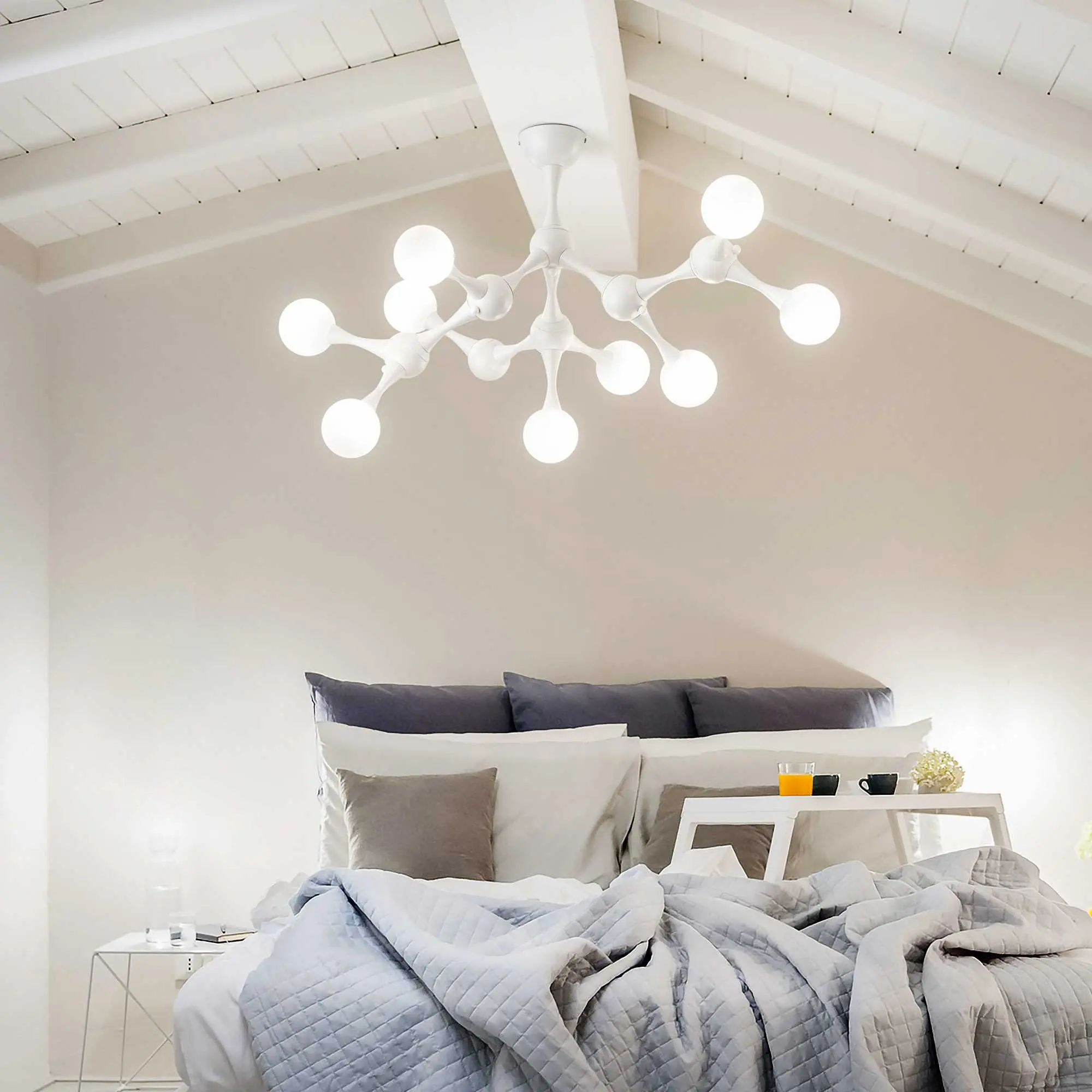 illuminazione moderna con soffitto a travi