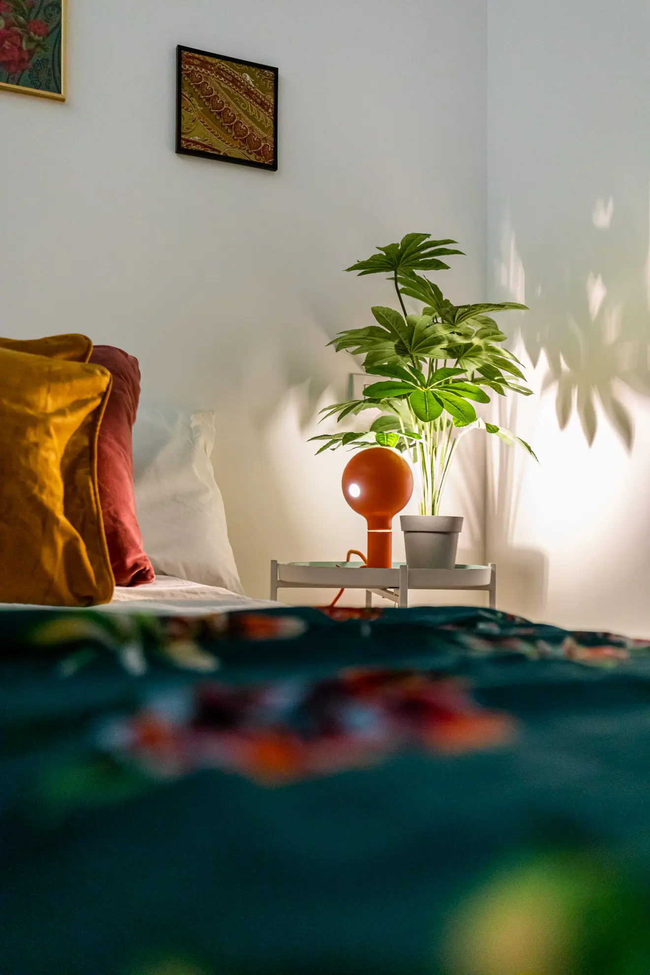 lampada da tavolo e comodino