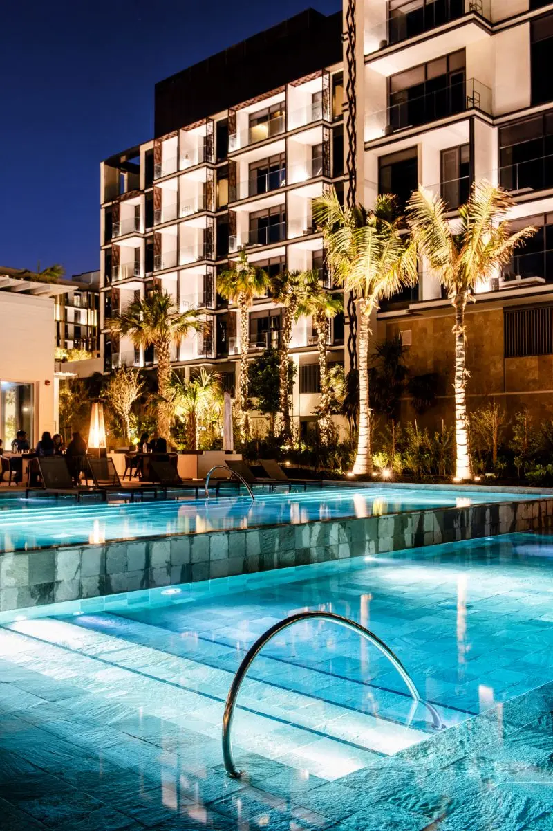 illuminazione scenografica della zona piscina