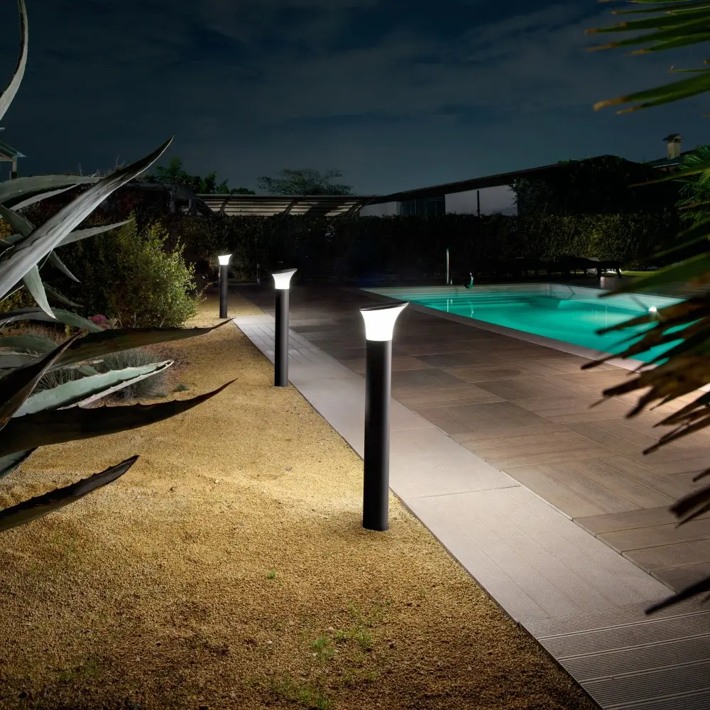 lampade da terra vicino a piscina